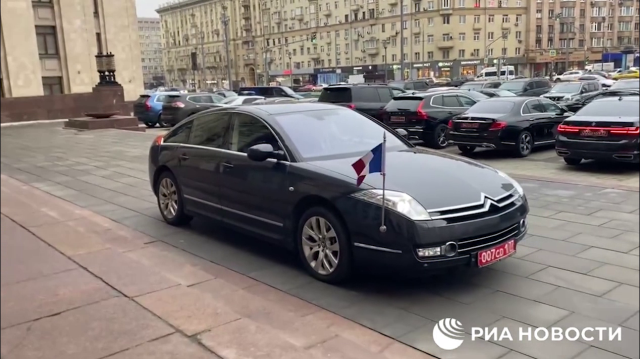 Машины посольств Германии, Швеции и Франции прибывают к зданию МИД России