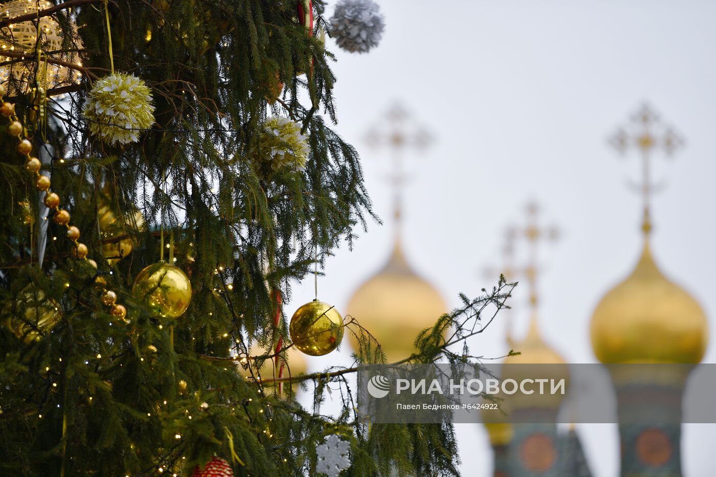 Украшение новогодней елки на Соборной площади Московского Кремля