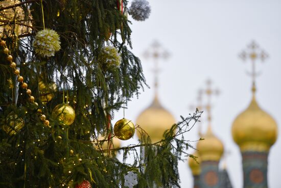 Украшение новогодней елки на Соборной площади Московского Кремля