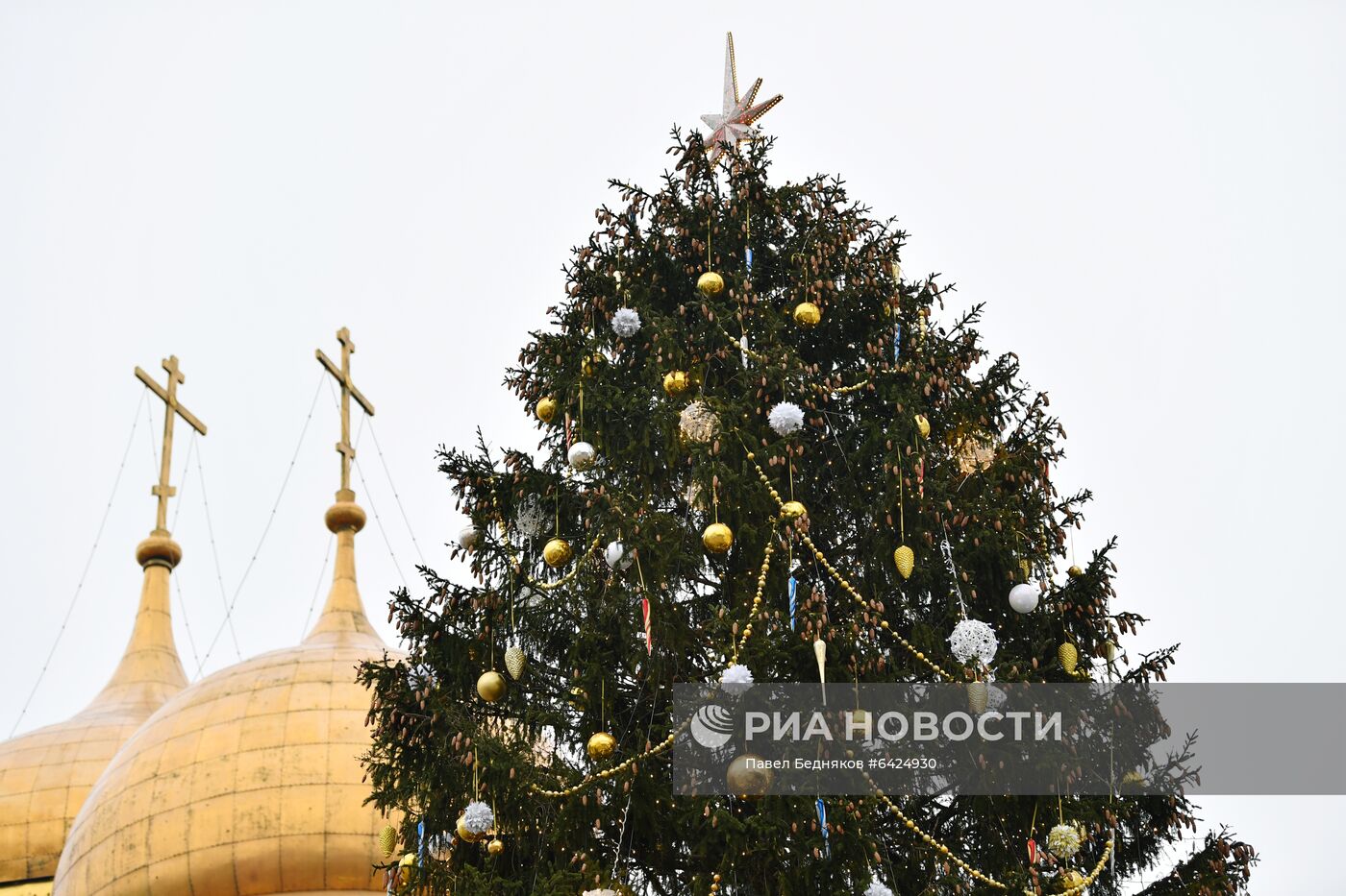 Украшение новогодней елки на Соборной площади Московского Кремля