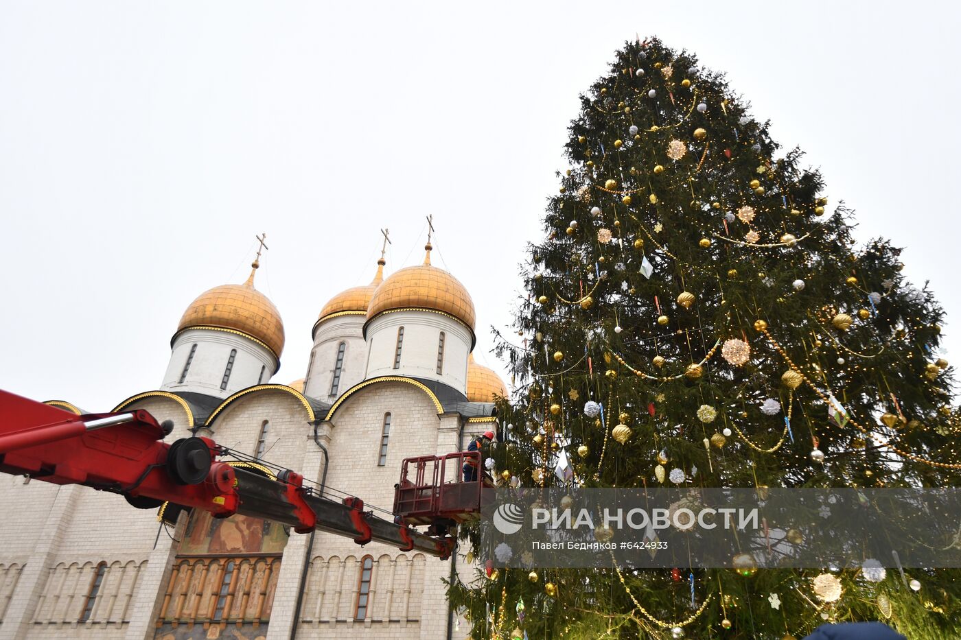 Украшение новогодней елки на Соборной площади Московского Кремля