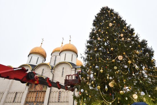 Украшение новогодней елки на Соборной площади Московского Кремля