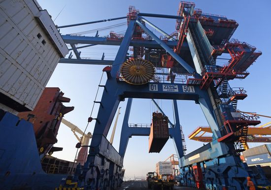 Работа докеров контейнерного терминала Владивостокского морского торгового порта