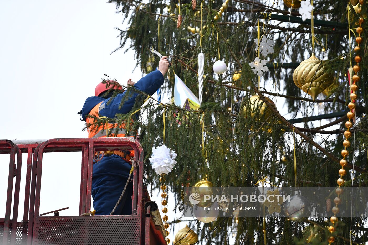 Украшение новогодней елки на Соборной площади Московского Кремля