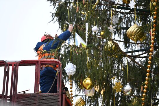 Украшение новогодней елки на Соборной площади Московского Кремля