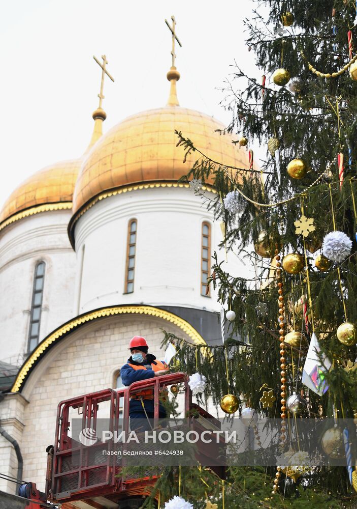 Украшение новогодней елки на Соборной площади Московского Кремля