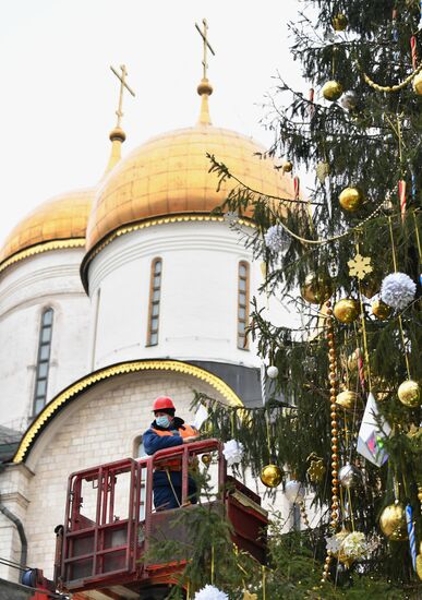 Украшение новогодней елки на Соборной площади Московского Кремля