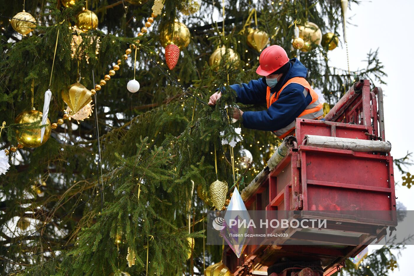 Украшение новогодней елки на Соборной площади Московского Кремля