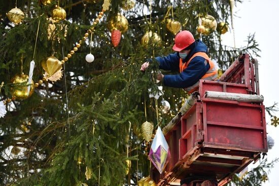 Украшение новогодней елки на Соборной площади Московского Кремля