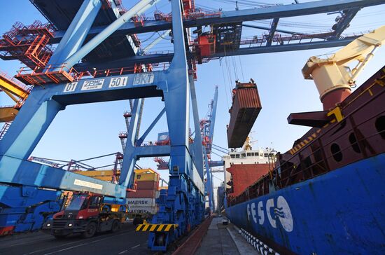 Работа докеров контейнерного терминала Владивостокского морского торгового порта