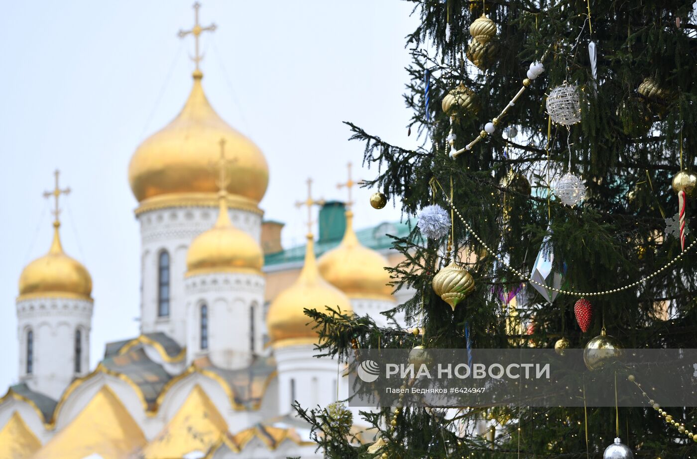 Украшение новогодней елки на Соборной площади Московского Кремля