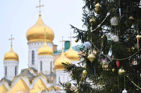 Украшение новогодней елки на Соборной площади Московского Кремля