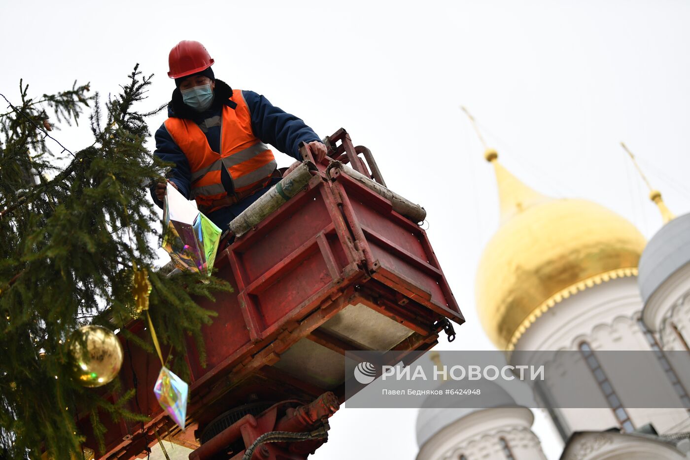 Украшение новогодней елки на Соборной площади Московского Кремля