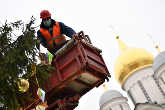 Украшение новогодней елки на Соборной площади Московского Кремля