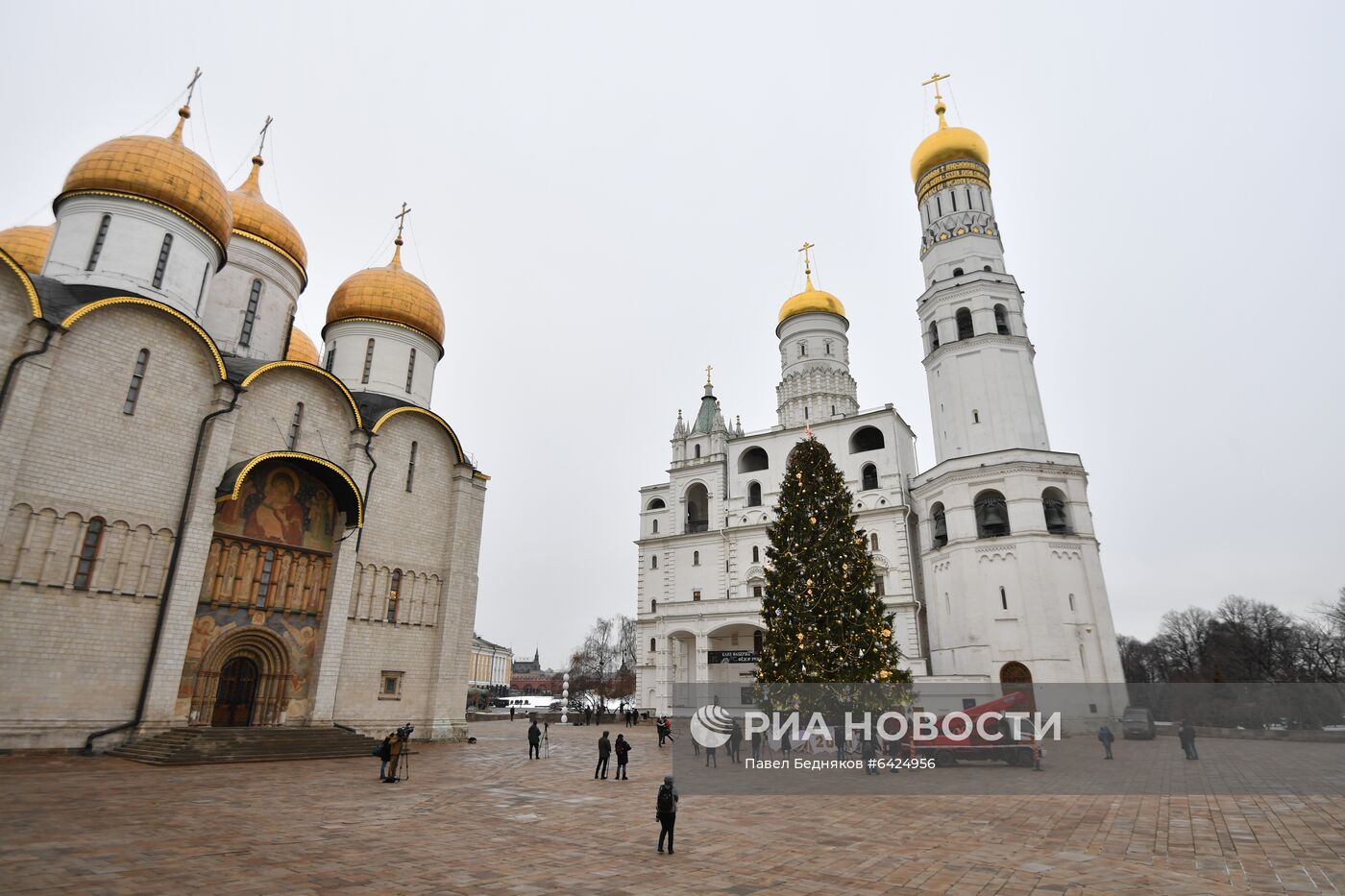 Украшение новогодней елки на Соборной площади Московского Кремля