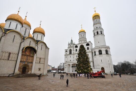 Украшение новогодней елки на Соборной площади Московского Кремля