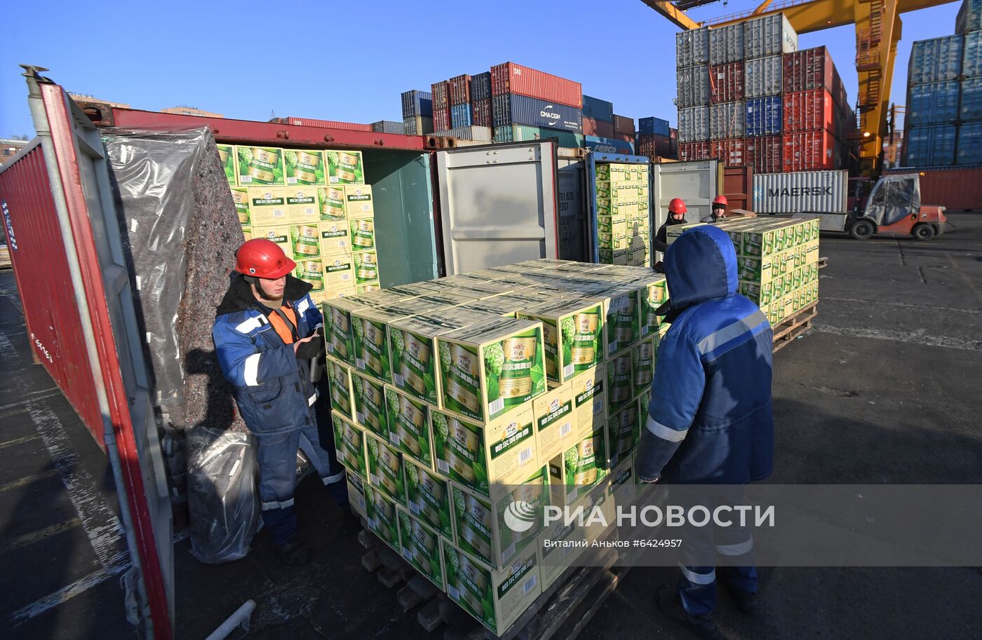 Работа докеров контейнерного терминала Владивостокского морского торгового порта