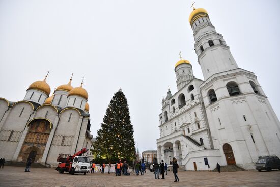 Украшение новогодней елки на Соборной площади Московского Кремля