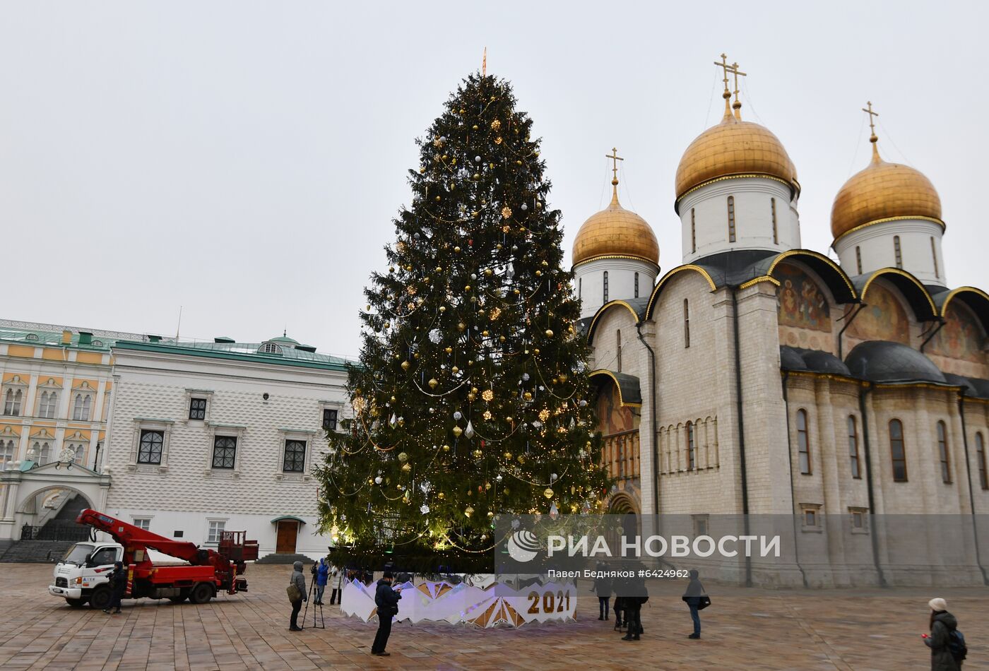 Украшение новогодней елки на Соборной площади Московского Кремля