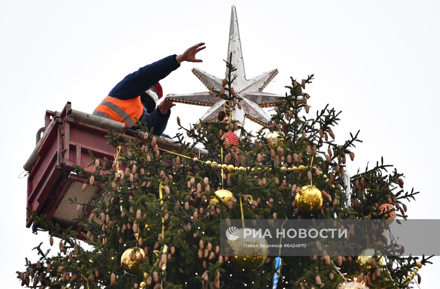 Украшение новогодней елки на Соборной площади Московского Кремля