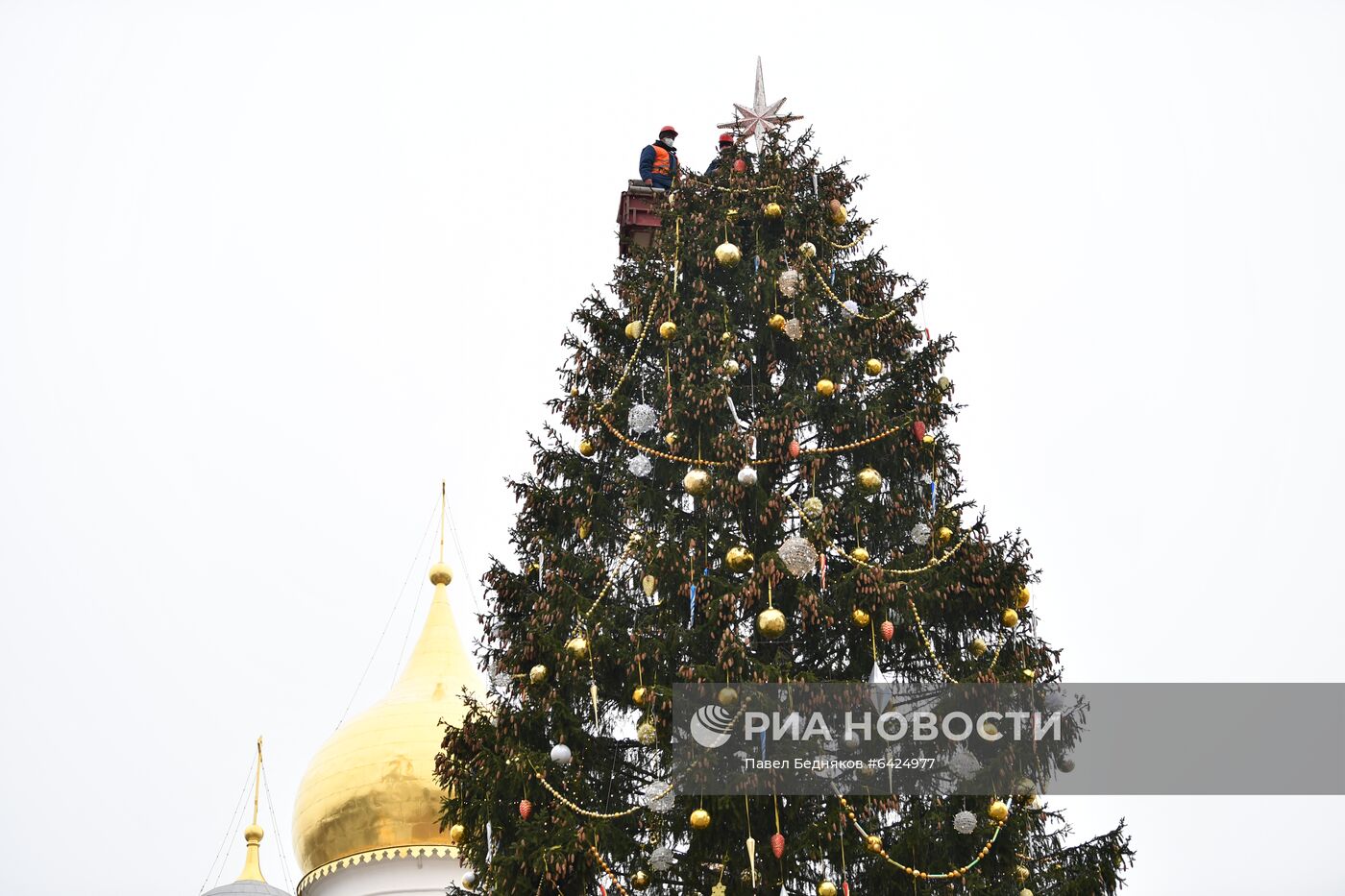 Украшение новогодней елки на Соборной площади Московского Кремля