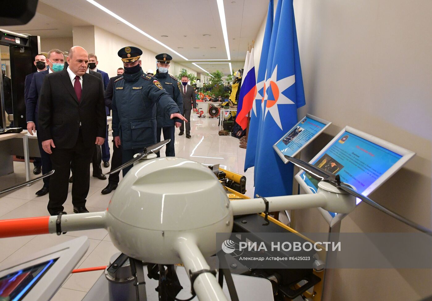 Премьер-министр РФ М. Мишустин посетил Национальный центр управления в кризисных ситуациях МЧС РФ