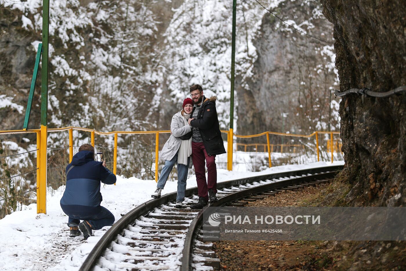 Зимний туризм в заснеженном Гуамском ущелье