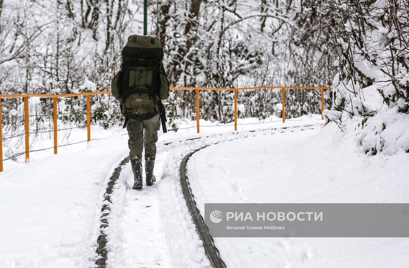 Зимний туризм в заснеженном Гуамском ущелье