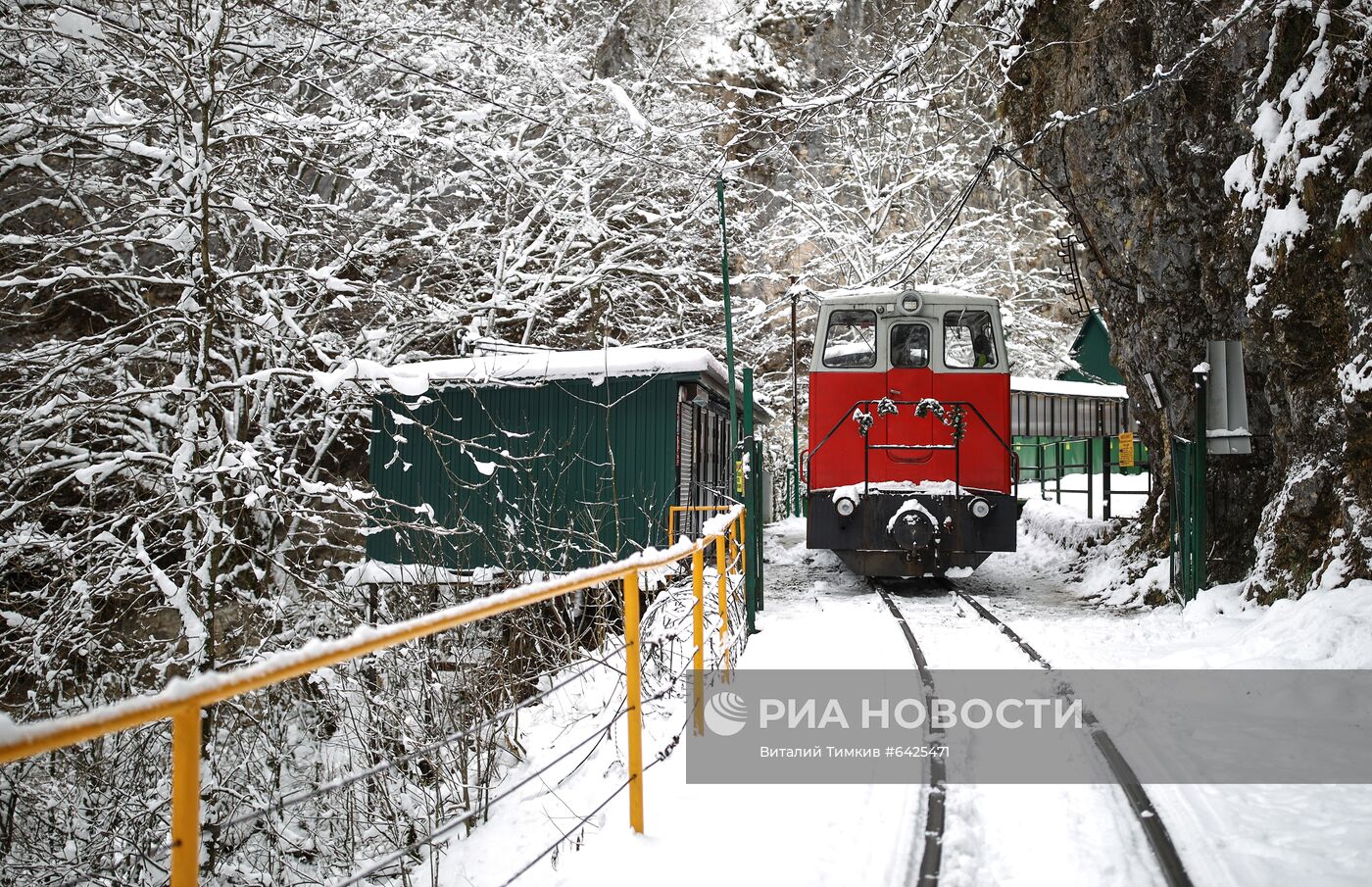 Зимний туризм в заснеженном Гуамском ущелье