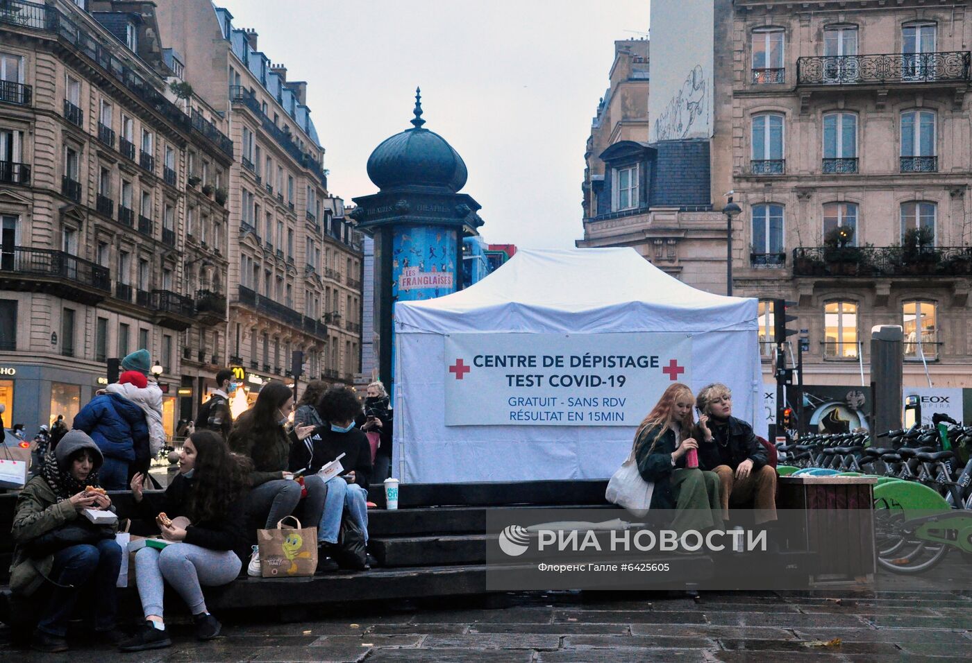 Подготовка к Рождеству в Париже