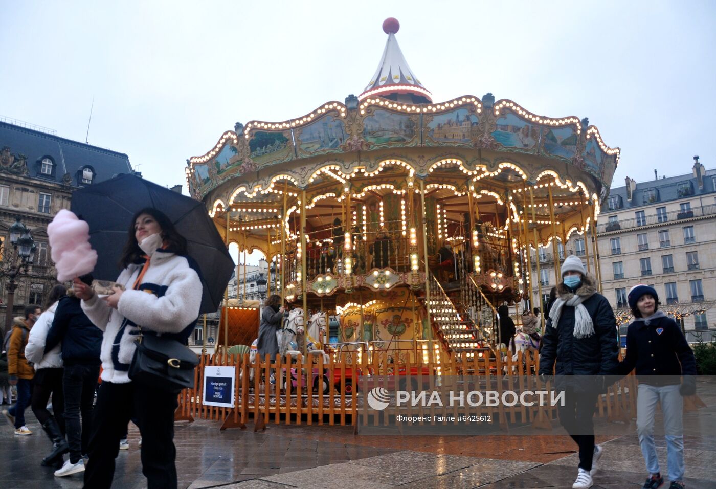 Подготовка к Рождеству в Париже