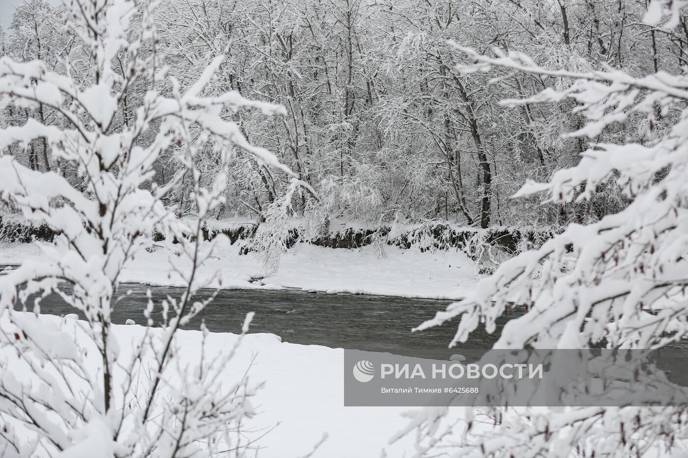 Зимний туризм в заснеженном Гуамском ущелье