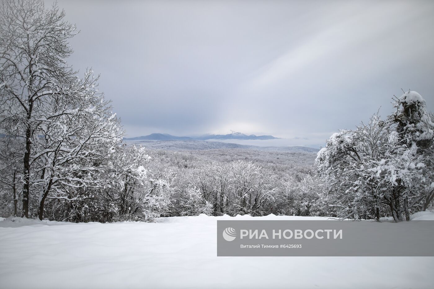 Зимний туризм в заснеженном Гуамском ущелье