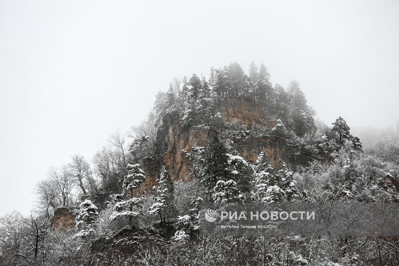 Зимний туризм в заснеженном Гуамском ущелье