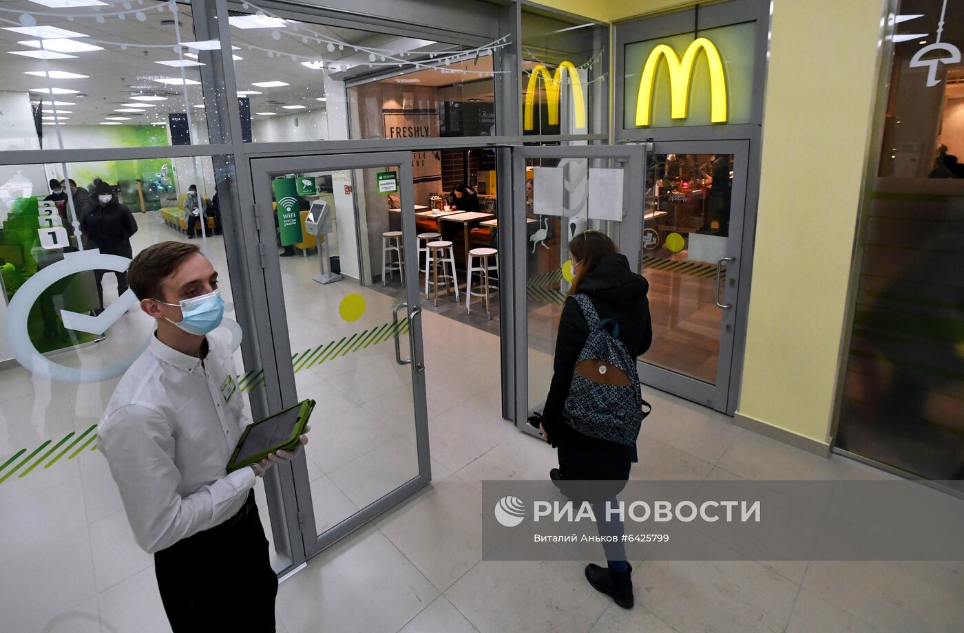 Во Владивостоке открылось совместное отделение "Сбера" и "Макдоналдс"