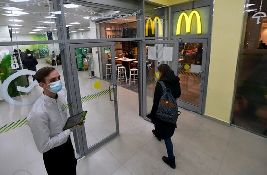 Во Владивостоке открылось совместное отделение "Сбера" и "Макдоналдс"