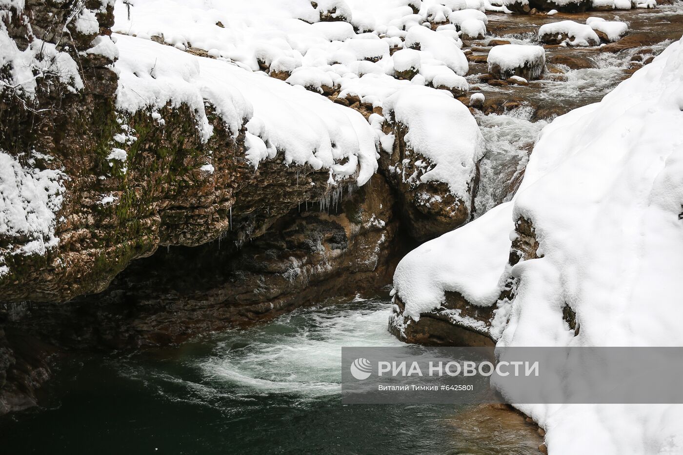 Зимний туризм в заснеженном Гуамском ущелье