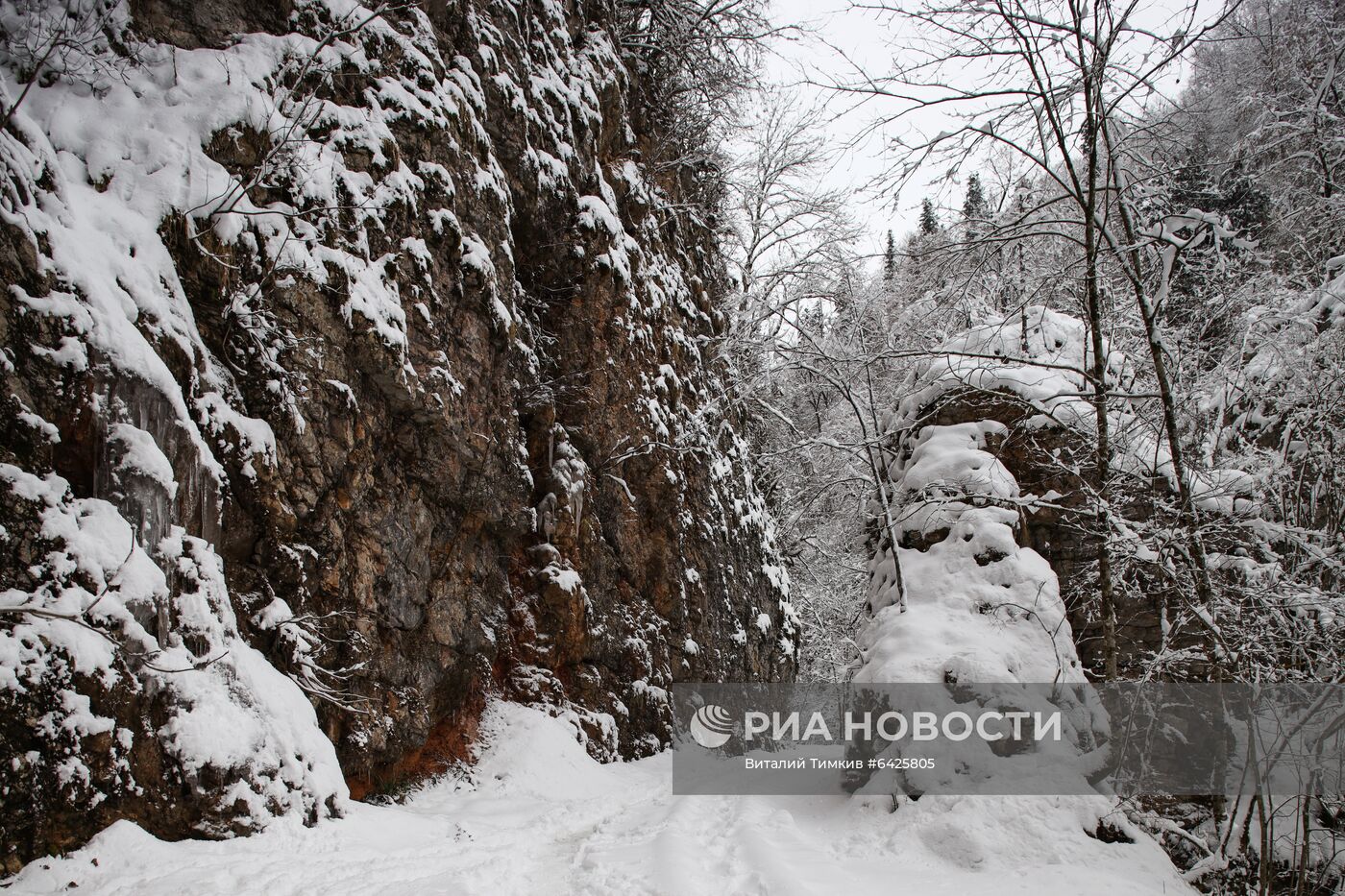 Зимний туризм в заснеженном Гуамском ущелье