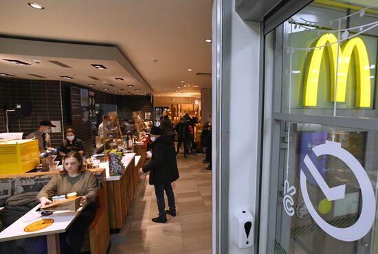 Во Владивостоке открылось совместное отделение "Сбера" и "Макдоналдс"