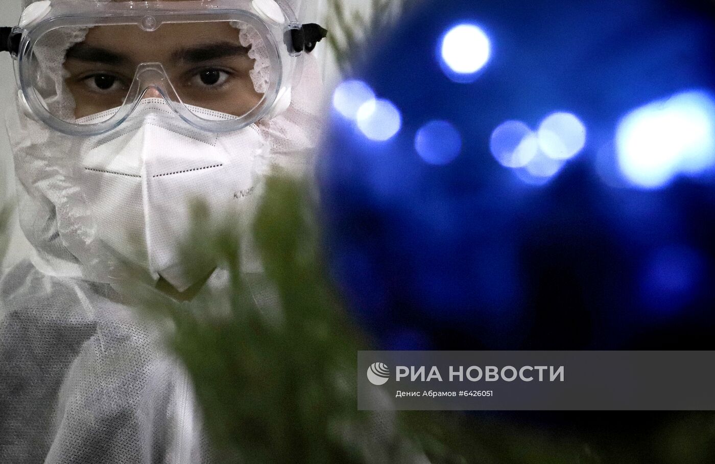 Установка новогодней ели в "красной зоне" больницы скорой помощи во Владикавказе