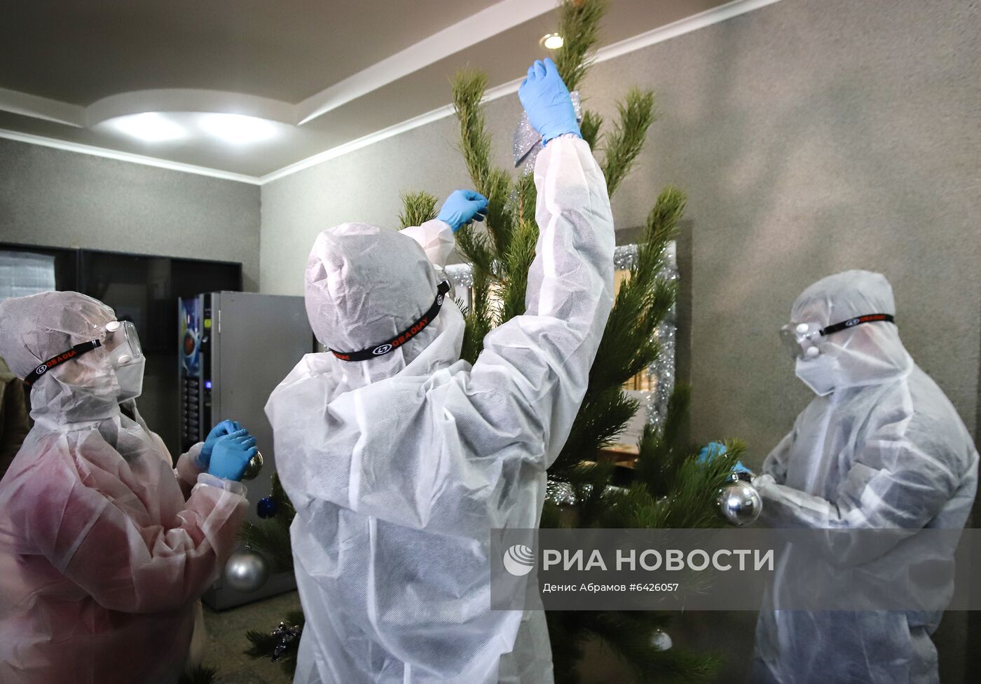Установка новогодней ели в "красной зоне" больницы скорой помощи во Владикавказе