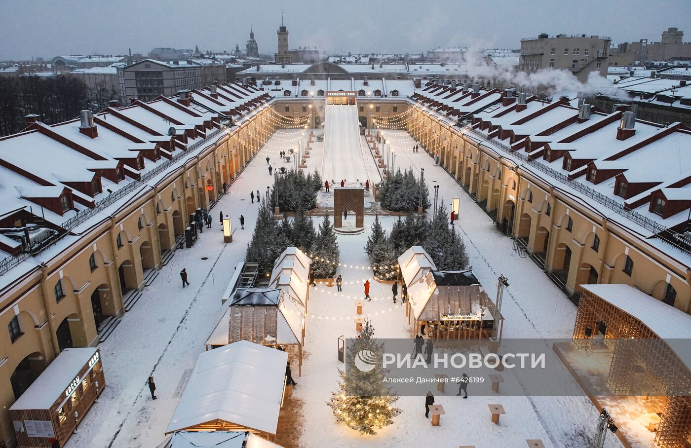 Открытие катальной горки в "Никольских рядах" в Санкт-Петербурге