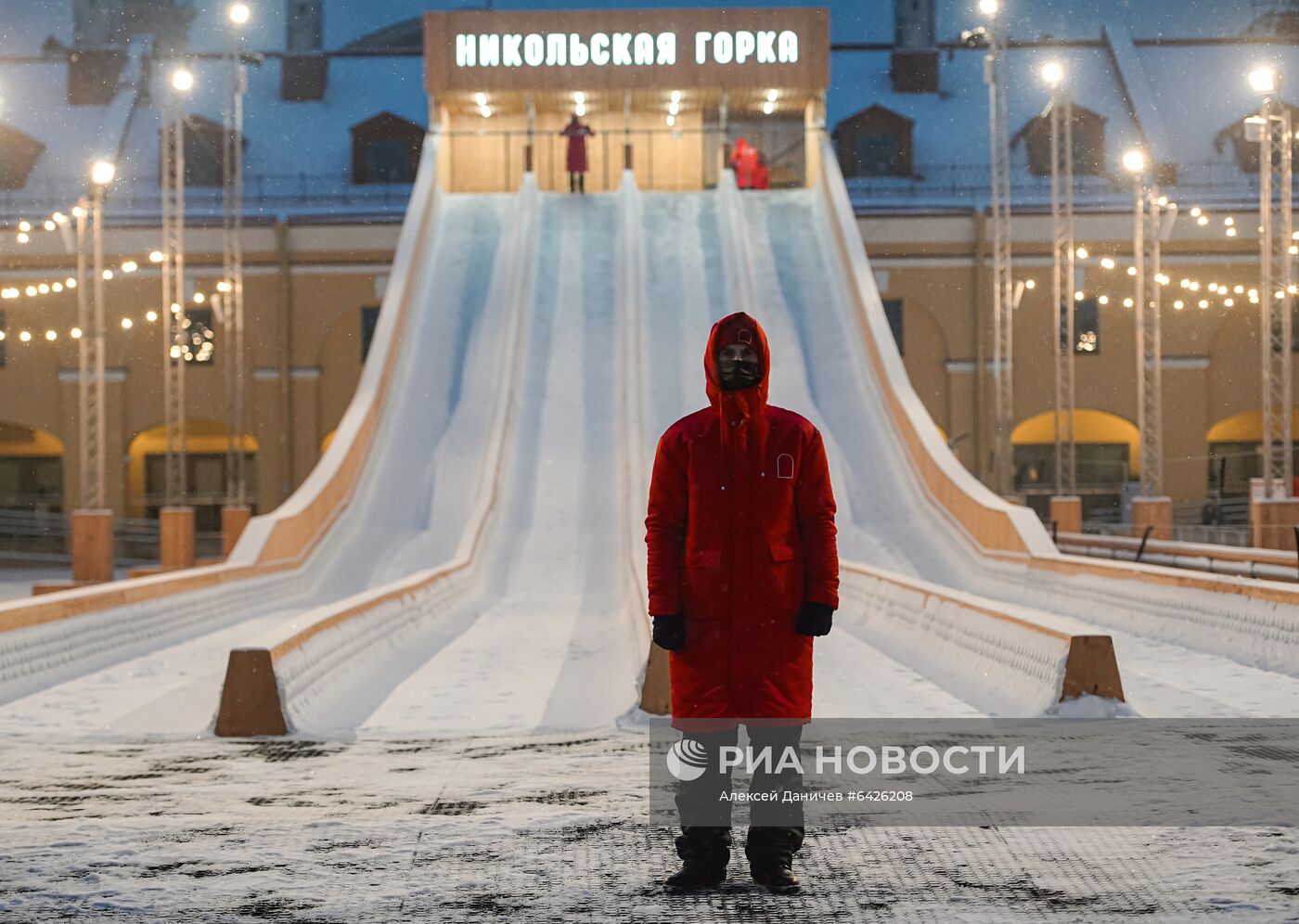 Открытие катальной горки в "Никольских рядах" в Санкт-Петербурге