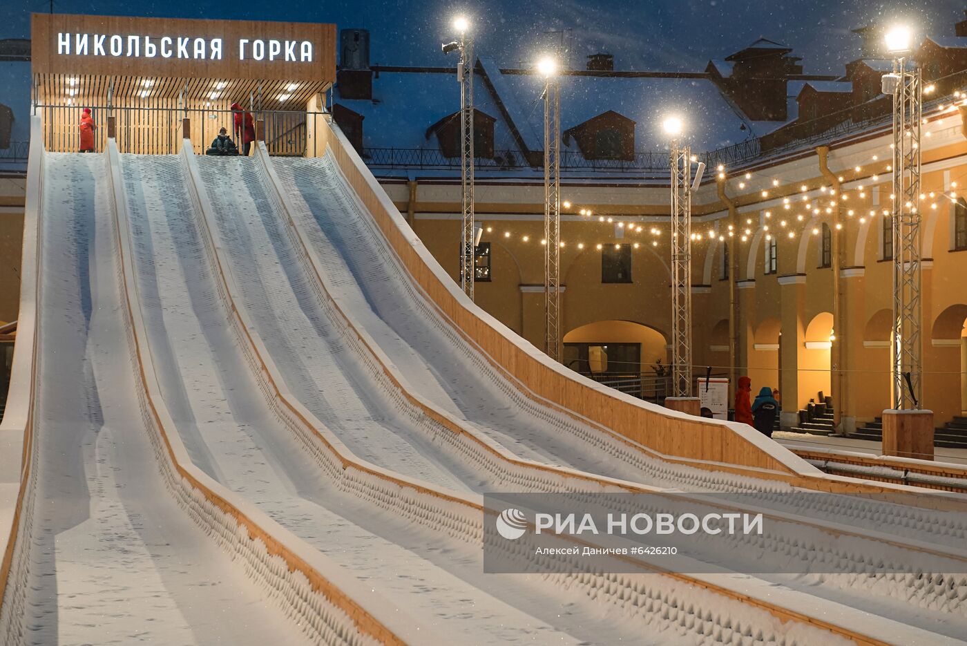 Открытие катальной горки в "Никольских рядах" в Санкт-Петербурге