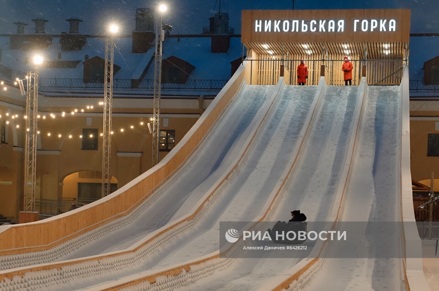 Открытие катальной горки в "Никольских рядах" в Санкт-Петербурге