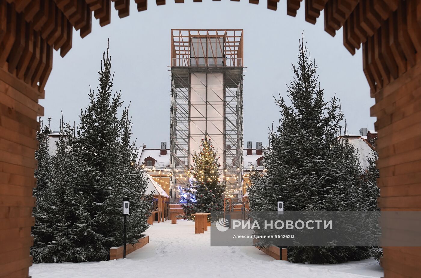 Открытие катальной горки в "Никольских рядах" в Санкт-Петербурге