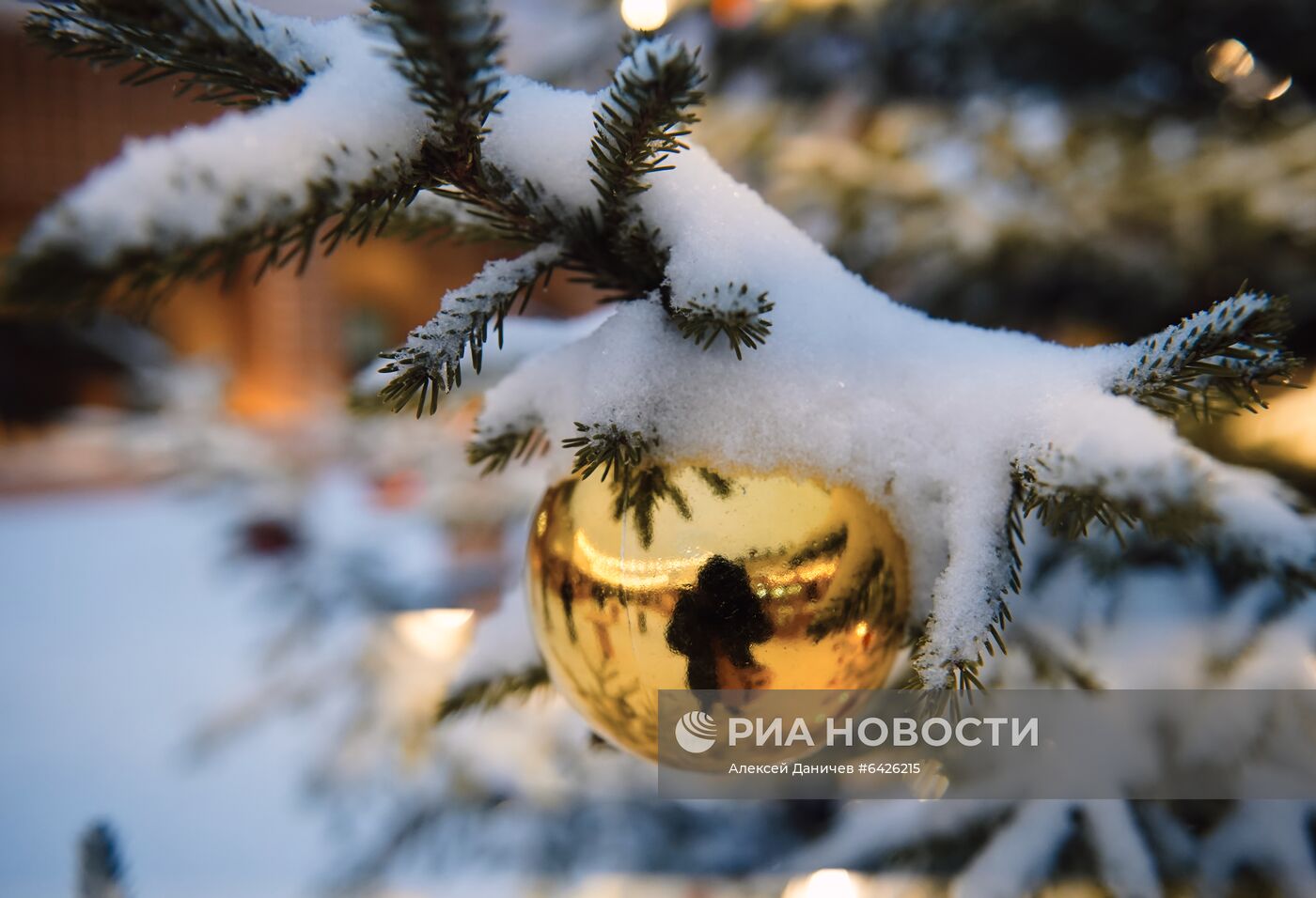 Открытие катальной горки в "Никольских рядах" в Санкт-Петербурге