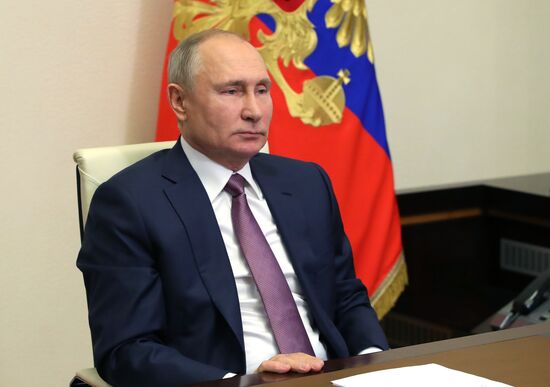 Президент РФ В. Путин поздравил членов Правительства РФ с наступающим Новым годом