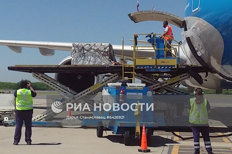 Самолет с первой партией российской вакцины "Спутник V" прибыл в Аргентину