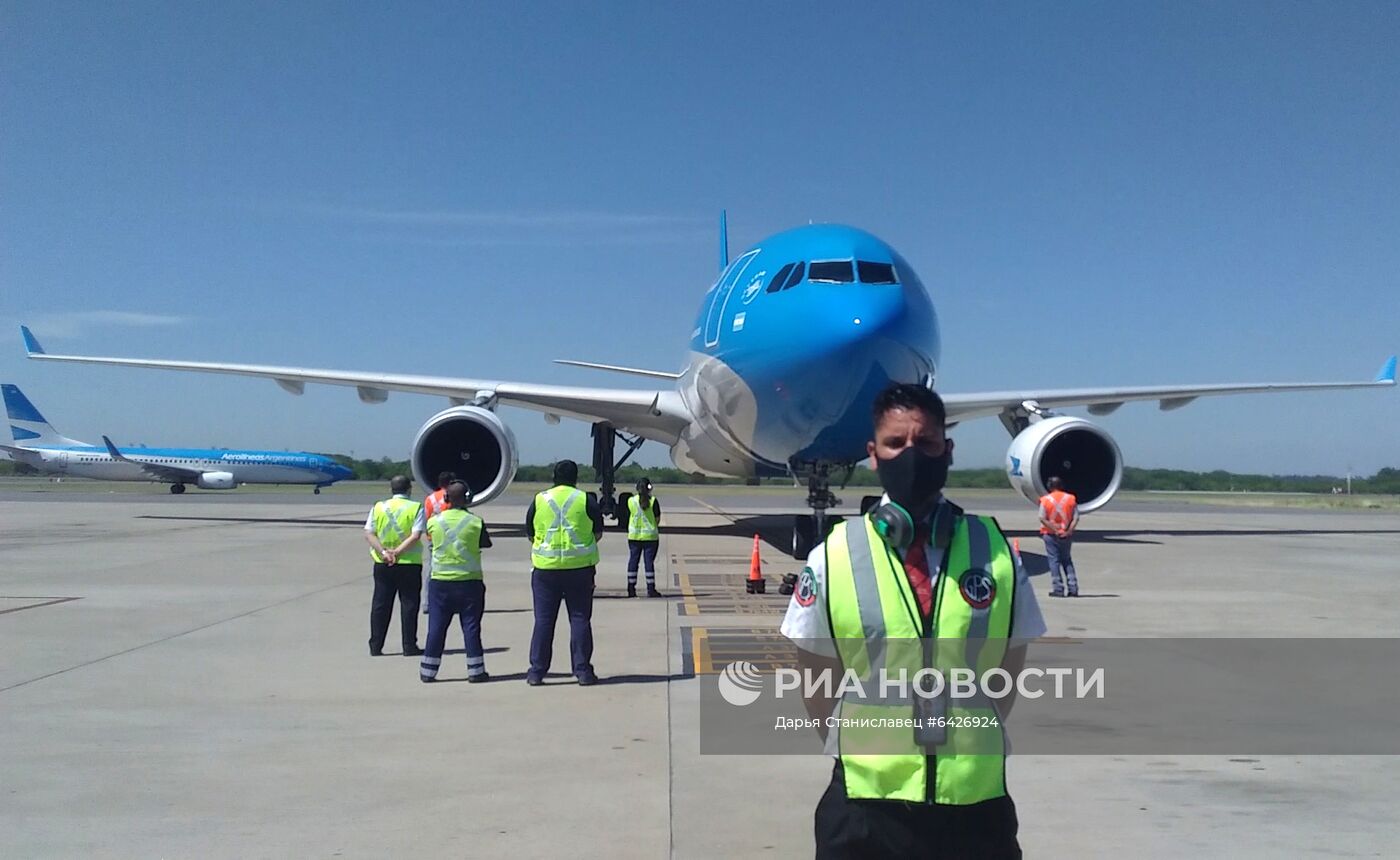 Самолет с первой партией российской вакцины "Спутник V" прибыл в Аргентину